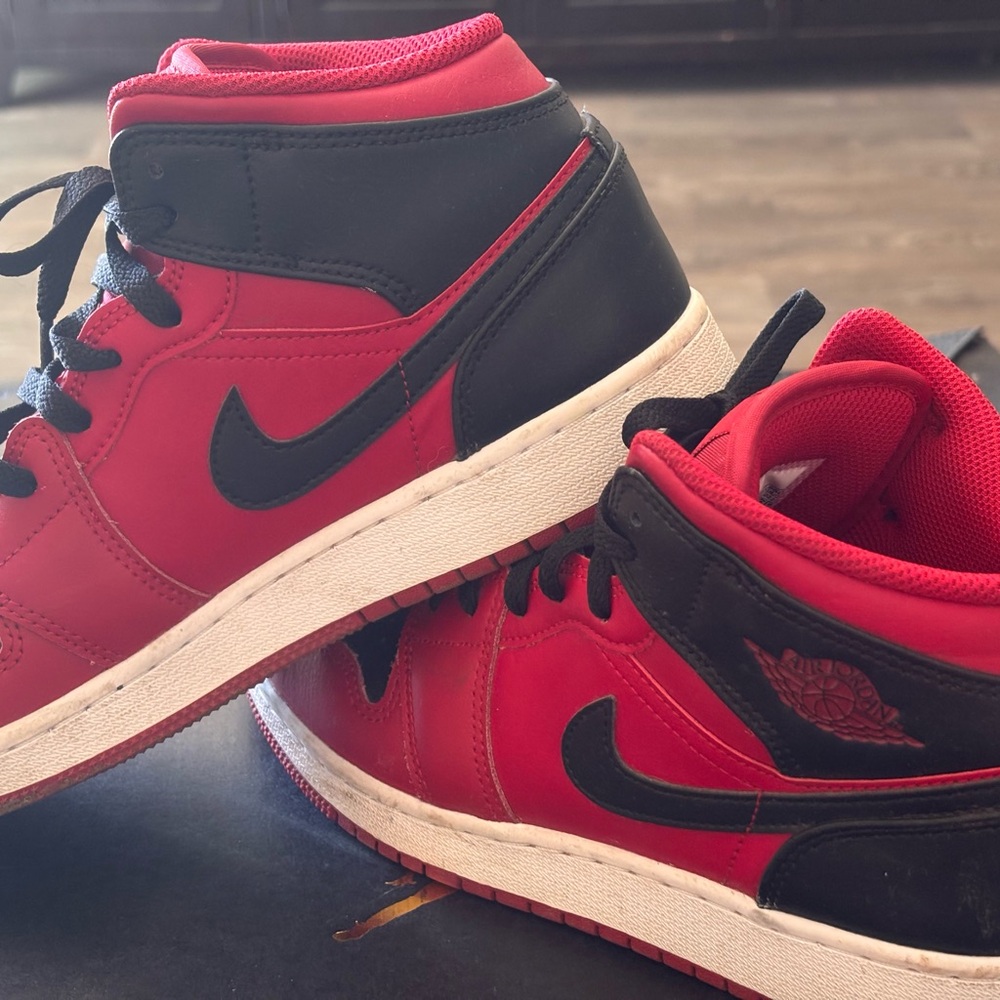 Jordan 1 Mid Reverse Bred - Picture 2 of 6